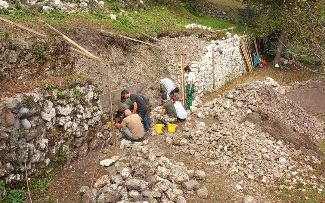 Corso introduttivo teorico e pratico di costruzione muri in pietra a secco – Ponte Subiolo, Valstagna (VI) – aprile 2025